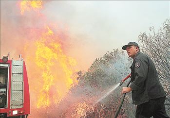 Πυροσβέστης δίνει μάχη με τις φλόγες