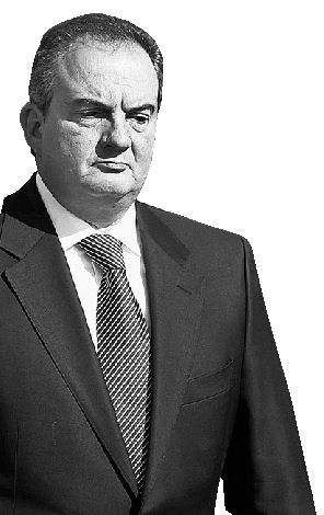 Ο Κ. Καραμανλής �σπευσε χθες να διασκεδάσει  τα σενάρια για πρόωρες εκλογ�ς. Ωστόσο,  ολο�να δυναμώνουν  οι φων�ς όσων εισηγούνται στον Πρωθυπουργό να αναζητήσει «σανίδα  σωτηρίας» σε άμεση προσφυγή στις  κάλπες   