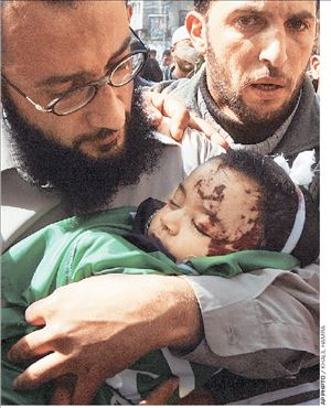 ▅ Μοχάμεντ Αλ Μποράι. Στην κηδεία του μόλις �ξι μηνών βρ�φους, ο  πατ�ρας κρατούσε τη σορό στην αγκαλιά του- το είχε τυλίξει στην  πράσινη σημαία της Χαμάς   