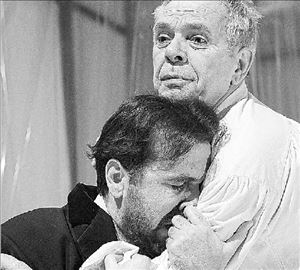 Από την παράσταση «Όταν ο Παπαδιαμάντης συνάντησε τον  Βιζυηνό...» στο «Νέο Ελληνικό Θέατρο» με τον Γιώργο Αρμένη και  τον Δημήτρη Καλαντζή   