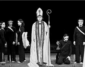 Από την παράσταση του ΔΗΠΕΘΕ Πάτρας «Πάπισσα Ιωάννα» σε  σκηνοθεσία Σωτήρη Χατζάκη   