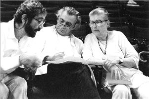 Στιγμιότυπο από τις  πρόβες των «Ορνίθων»,  στη δεύτερη αναβίωσή  τους, δέκα χρόνια μετά τον  θάνατο του Κάρολου Κουν  (1997), που επιμελήθηκαν  σκηνοθετικά ο Γιώργος  Λαζάνης και ο Μίμης  Κουγιουμτζής. Δίπλα τους  η Ζουζού Νικολούδη, που  έκανε τις χορογραφίες με  τη συνεργασία της Δώρας  Στράτου, οι οποίες πήραν  την τελική μορφή (1962),  όταν ο Κουν άλλαξε την  πρώτη εκδοχή  (χορογραφία Ραλούς  Μάνου) του Χορού των  Πουλιών   