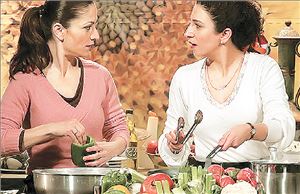 Επί της  οθόνης.   Η Όρνα Πιτούσι (αριστερά) και η Κλάρα Χούρι στη  σειρά της ισραηλινής τηλεόρασης   «Καλές προθέσεις», που αναφέρεται για  πρώτη φορά  στην αραβοϊσραηλινή   σύγκρουση   
