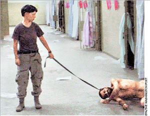 Η Αμερικανίδα στρατιωτίνα Λίντι Ίνγκλαντ βασανίζει Ιρακινό  κρατούμενο στις φυλακές του Αμπού Γράιμπ σε μία από τις  φωτογραφίες που έκαναν τον γύρο του κόσμου το 2004   