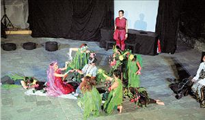 Φοιτητές είναι τα περισσότερα μέλη της θεατρικής  ομάδας «Άπλετοι Κήποι» που έστησαν ένα  «ΚωμωΔίνω» από θεατρικές ερωτικές ιστορίες   