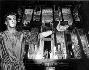 Η πρόσοψη της Βιβλιοθήκης του Κέλσου στην Έφεσο, όπου  παίχτηκε ο «Φαέθων» του Ευριπίδη, και ο Μάριος  Φραγκούλης ως Απόλλων   