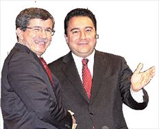 Ο νέος υπουργόςΕξωτερικών  της Τουρκίας Αχμέτ Νταβούτογλου  (αριστερά) με τον  πρώην Αλί  Μπαμπατζάν  ανταλλάσοντας  χειραψία  