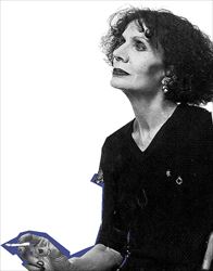 Δημοσιεύει βιβλία της κάθε επτά με οκτώ χρόνια,  αλλά τόσο το πρώτο μυθιστόρημά της «Και με το  φως του λύκου επανέρχονται» (1993) όσο και το  δεύτερο- και πρώτο της τριλογίας «Με το  παράξενο όνομα Ραμάνθις Ερέβους»(2001), πήραν το Κρατικό Βραβείο  Μυθιστορήματος. Η Ζυράννα Ζατέλη  λέει ότι το υλικό της «πρέπει πρώτα  να παλιώσει, να μετουσιωθεί»  (φωτογραφία: Τάκης  Διαμαντόπουλος)  