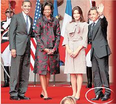 Το κόμπλεξ. Ο Νικολά Σαρκοζί ανασηκώνεται στις μύτες όταν στέκεται δίπλα στη σύζυγό του και το ζεύγος Ομπάμα  