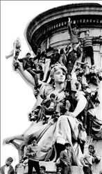  Γάλλοι φοιτητές απαιτούν περισσότερη δημοκρατία, στην ομώνυμη πλατεία του Παρισιού, 13 Μαΐου 1968 