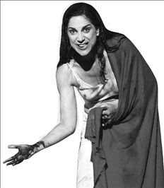 Η φόνισσα Κλυταιμνήστρα (Αμαλία  Μουτούση) με ματωμένα χέρια στον  «Αγαμέμνονα» που παρουσίασε η  Άντζελα Μπρούσκου στην Επίδαυρο  