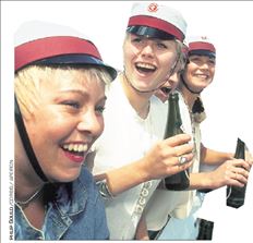 Νεαρές Δανές γιορτάζουν με μια  μπίρα την αποφοίτησή  τους από το λύκειο.  Το πιο πιθανό είναι  τώρα νά κάνουν μια...  παύση, γυρίζοντας  τον κόσμο και αποκομίζοντας εμπειρίες καθώς θεωρούν «καταστροφικό» το να ριχτούν  κατ΄ ευθείαν στις σπουδές  