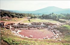 Χίλια πεντακόσια  λίθινα καθίσματα  σώθηκαν από το  θέατρο της αρχαίας Μεσσήνης,  που ανασκάφηκε  πρόσφατα, και  μεταφέρθηκαν  στα εργαστήρια  για να συντηρηθούν πριν επανατοποθετηθούν   στις θέσεις τους  