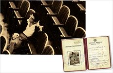 Ο Δημήτρης Χορν μόνος στην άδεια πλατεία του θεάτρου  «Κεντρικόν». Εκεί είχαν εγκατασταθεί με την Έλλη Λαμπέτη επί  τέσσερα χρόνια (1956-1960) και αναδείχτηκαν το δημοφιλέστερο  ζευγάρι της ιστορίας του ελληνικού θεάτρου. Στην ένθετη  φωτογραφία το δελτίο ταυτότητάς του ως σπουδαστή της  Δραματικής Σχολής του Βασιλικού Θεάτρου- έκδοση 1937 (από  το αρχείο του Θεοδόση Ισαακίδη)  
