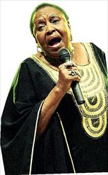 Η «Μάμα Άφρικα»  Μίριαμ Μακέμπα στη  συναυλία της στα μέρη  της Καμόρα, υπέρ του  συγγραφέα Ρομπέρτο  Σαβιάνο, δίνεται με  πάθος στα τραγούδια  της που μιλούν για την  ανισότητα του κόσμου,  την καταπιεσμένη  Αφρική. Λίγη ώρα μετά  αισθάνθηκε αδιαθεσία  και ξεψύχησε...  